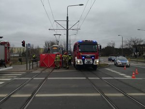 Służby pracujące na miejscu wypadku.