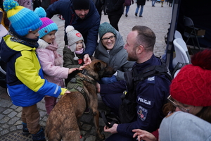 Policjant z psem służbowym