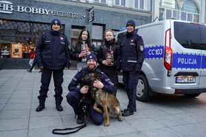 Policjanci razem z wolontariuszami