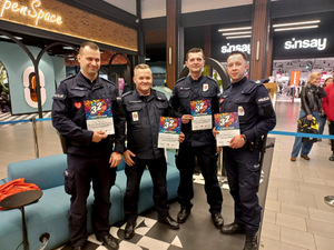 Policjanci z Komisariatu Bydgoszcz-Błonie podczas akcji WOŚP w galerii handlowej