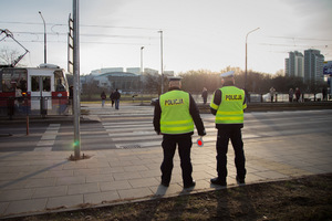 Policjanci w trakcie działań przy przejściu dla pieszych