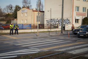 Policjanci w trakcie działań przy przejściu dla pieszych
