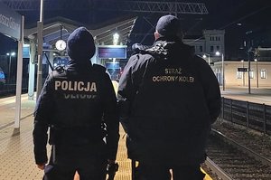 Policjant i funkcjonariusz SOK na peronie podczas służby.