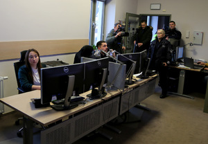 Policjanci w trakcie działań w siedzibie Zarządu Dróg i Komunikacji Publicznej w Bydgoszczy
