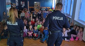 Policjanci i uczniowie podczas zajęć.