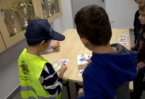 Dzieci w trakcie wizyty w Komendzie Miejskiej Policji w Bydgoszczy