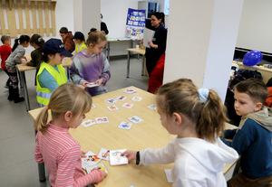 Dzieci w trakcie wizyty w Komendzie Miejskiej Policji w Bydgoszczy