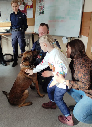 Policjanci i dzieci podczas spotkania w komisariacie.