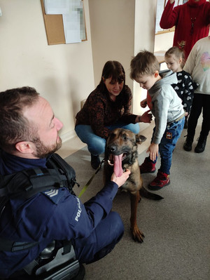 Policjanci i dzieci podczas spotkania w komisariacie.