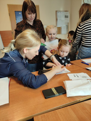 Policjanci i dzieci podczas spotkania w komisariacie.