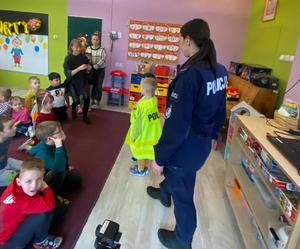Policjantki i dzieci podczas spotkania w przedszkolu.