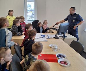 Policjanci i dzieci podczas spotkania.