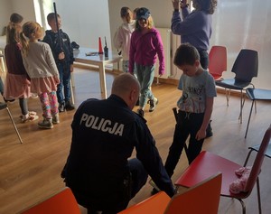 Dzieci i policjant podczas zajęć.
