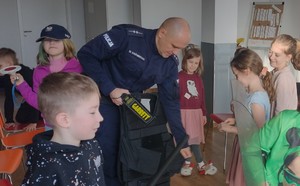 Dzieci i policjant podczas zajęć.