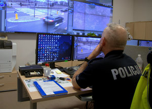 Policjant w budynku Zarządu Dróg Miejskich i Komunikacji Publicznej w Bydgoszczy