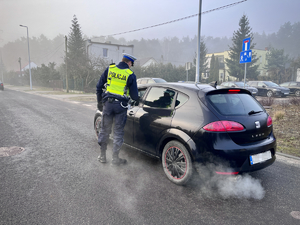 Policjanci w trakcie działań na drodze