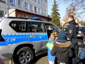 Policjant w trakcie spotkania z dziećmi