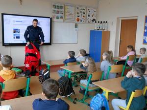 Policjant w trakcie spotkania z dziećmi