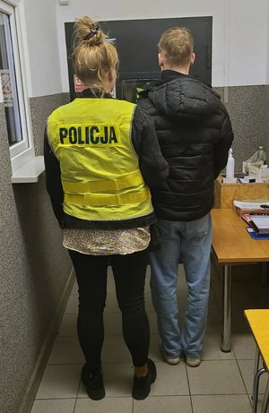 Policjantka wraz z osobą zatrzymaną