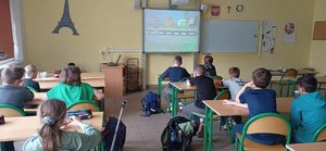 DZIECI OGLĄDAJĄ FILM PROFILAKTYCZNY NA TEMAT BEZPIECZEŃSTWA W RUCHU DROGOWYM