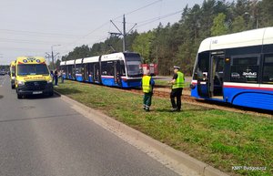 Zdjęcie dwóch tramwajów biorących udział w zdarzeniu, w tle służby