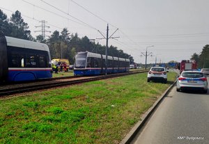 Zdjęcie dwóch tramwajów biorących udział w zdarzeniu, w tle służby