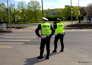 Policjanci ruchu drogowego podczas działań &quot;Bezpieczny pieszy&quot;