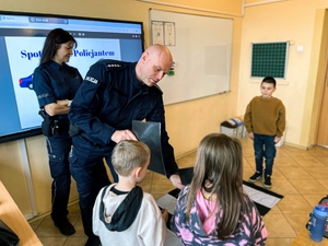 Policjanci i uczniowie podczas zajęć.