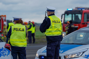 Policjanci podczas wspólnych ćwiczeń na terenie portu lotniczego