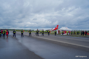 Policjanci podczas wspólnych ćwiczeń na terenie portu lotniczego