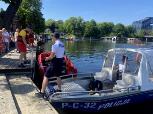 Patrol pływający policyjną łodzią motorową na Brdzie.