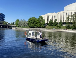 Patrol pływający policyjną łodzią motorową na Brdzie.