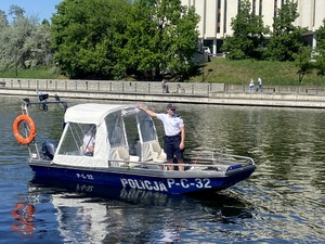 Patrol pływający policyjną łodzią motorową na Brdzie.