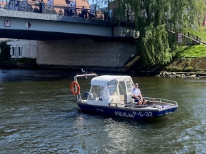 Patrol pływający policyjną łodzią motorową na Brdzie.