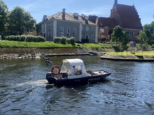 Patrol pływający policyjną łodzią motorową na Brdzie.