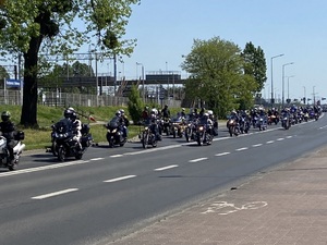 Policjanci i motocykliści podczas XXV Otwarcia Sezonu Motocyklowego