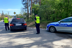 Policjanci w trakcie działań na drodze