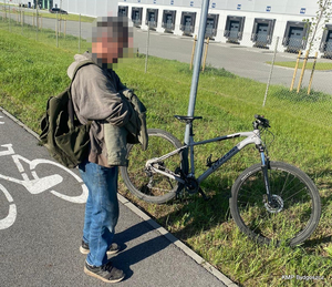 Mężczyzna który jechał kradzionym rowerem na zakazie