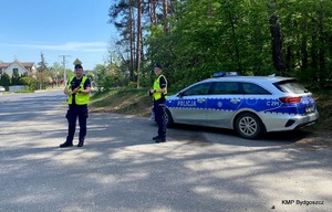 Policjanci w trakcie działań na drodze