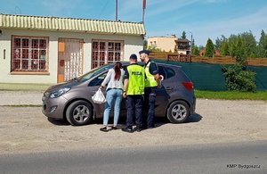 Policjanci wspólnie z pracownikami Gminnej Komisji Rozwiązywania Problemów Alkoholowych w Koronowie podczas działań