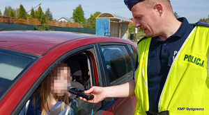 Policjanci wspólnie z pracownikami Gminnej Komisji Rozwiązywania Problemów Alkoholowych w Koronowie podczas działań