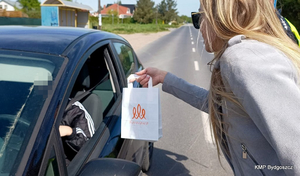 Policjanci wspólnie z pracownikami Gminnej Komisji Rozwiązywania Problemów Alkoholowych w Koronowie podczas działań