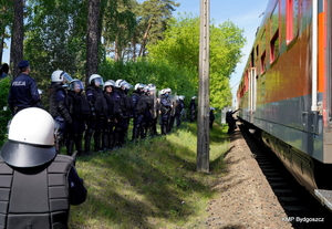 Policjanci podczas wspólnych ćwiczeń z SOK