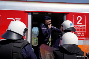 Policjanci podczas wspólnych ćwiczeń z SOK