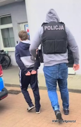 Policjanci z osobami zatrzymanymi