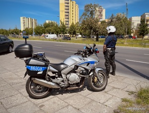 Policjant Wydziału Ruchu Drogowego Komendy Miejskiej Policji w Bydgoszczy podczas działań na drodze