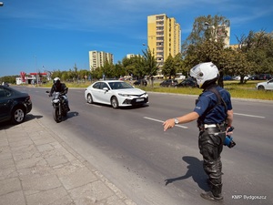 Policjant Wydziału Ruchu Drogowego Komendy Miejskiej Policji w Bydgoszczy podczas działań na drodze