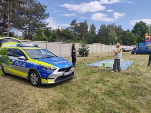 Policjanci podczas pikniku.