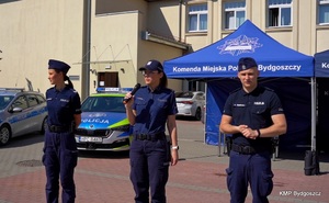 Pani Naczelnik Wydziału Prewencji Komendy Miejskiej Policji w Bydgoszczy, wraz z policjantami, witająca gości