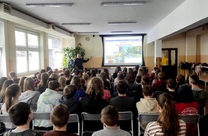 Policjant i uczniowie podczas zajęć.